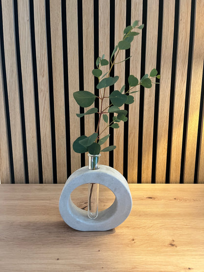 Ovaler Betonhalter mit Acrylrohr