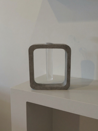 Betonhalter mit Acrylrohr