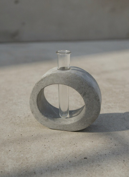 Ovaler Betonhalter mit Acrylrohr