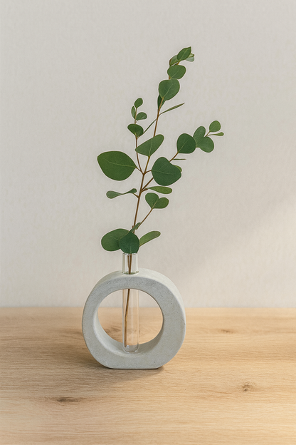 Ovaler Betonhalter mit Acrylrohr